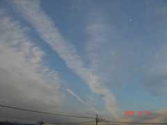 はるか西の空から帯状に雲が流れてきていました。クリックすると大きくなります。