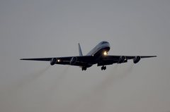 空の貴婦人、DC−8。α55 SLT-A55VY 70-300mm F4.5-5.6 G SSM SAL70300G。クリックすると大きくなります。
