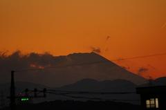 夕景富士山11'11/26。α55 SLT-A55VY 70-300mm F4.5-5.6 G SSM SAL70300G。クリックすると大きくなります。