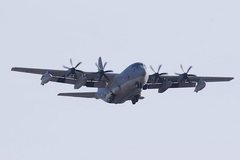 C−130ハーキュリーズ色々物資を運んでくれます。α55 SLT-A55VY 70-300mm F4.5-5.6 G SSM SAL70300G。クリックすると大きくなります。