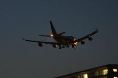 暗闇にカリッタ航空のB−747。α55 SLT-A55VY 85mm F2.8 SAM SAL85F28。クリックすると大きくなります。
