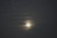 雲の向こうに十五夜お月さん。α55 SLT-A55VY 70-300mm F4.5-5.6 G SSM SAL70300G。クリックすると大きくなります。