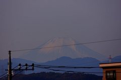 薄雲の向こうに富士山11'11/27。α55 SLT-A55VY 70-300mm F4.5-5.6 G SSM SAL70300G。クリックすると大きくなります。